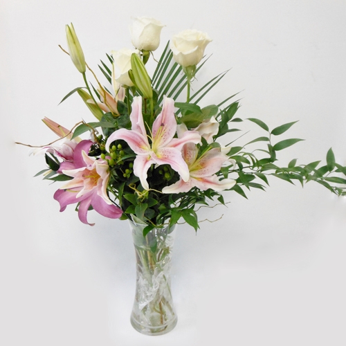 Lys, roses et vase